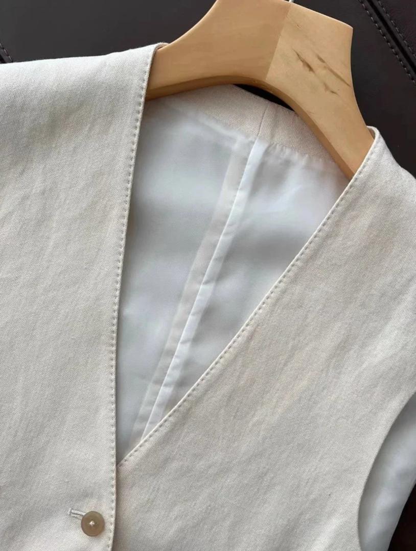 Brizo Statement Vest Suit With Pants In Beige